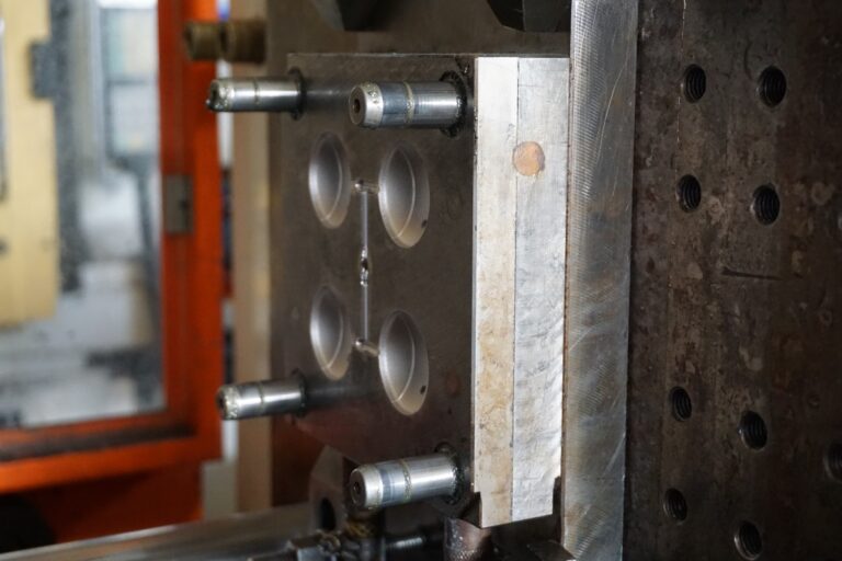 Technische Kunststoffteile aus der Produktion von Duschek Kunststoff